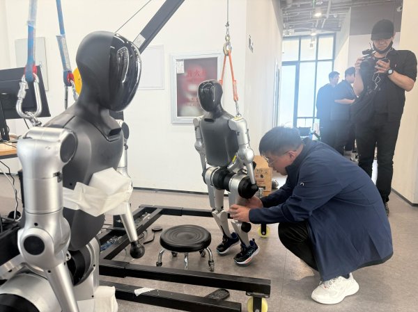 弘益配资 “半马”亚军“小顽童”还会后空翻 人形机器人“后浪”翻涌