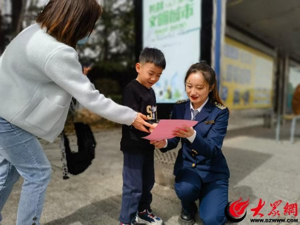 富豪配资 “微笑车厢 温暖旅程” 温馨巴士世界微笑日主题车正式起航