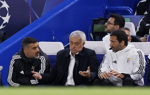 荆叶优配 1-0! 加纳乔助切尔西取胜, 穆里尼奥率队重返斯坦福桥吞败